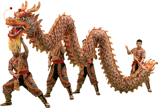 Grupo de artistas realizando una danza del dragón, sosteniendo una figura larga y serpenteante decorada en rojo y dorado. El dragón muestra una cabeza detallada con cuernos y boca abierta mientras los intérpretes lo mueven en coordinación durante la presentación Danza del dragón chino con performers sosteniendo figura roja y dorada en celebración cultural