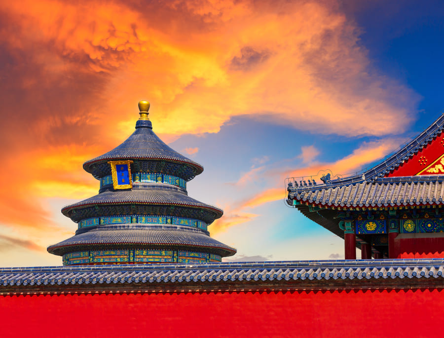 Templo chino con techos ornamentados y arquitectura clásica, destino cultural popular en China. Perspectiva del Templo del Cielo mostrando simetría arquitectónica y colores tradicionales