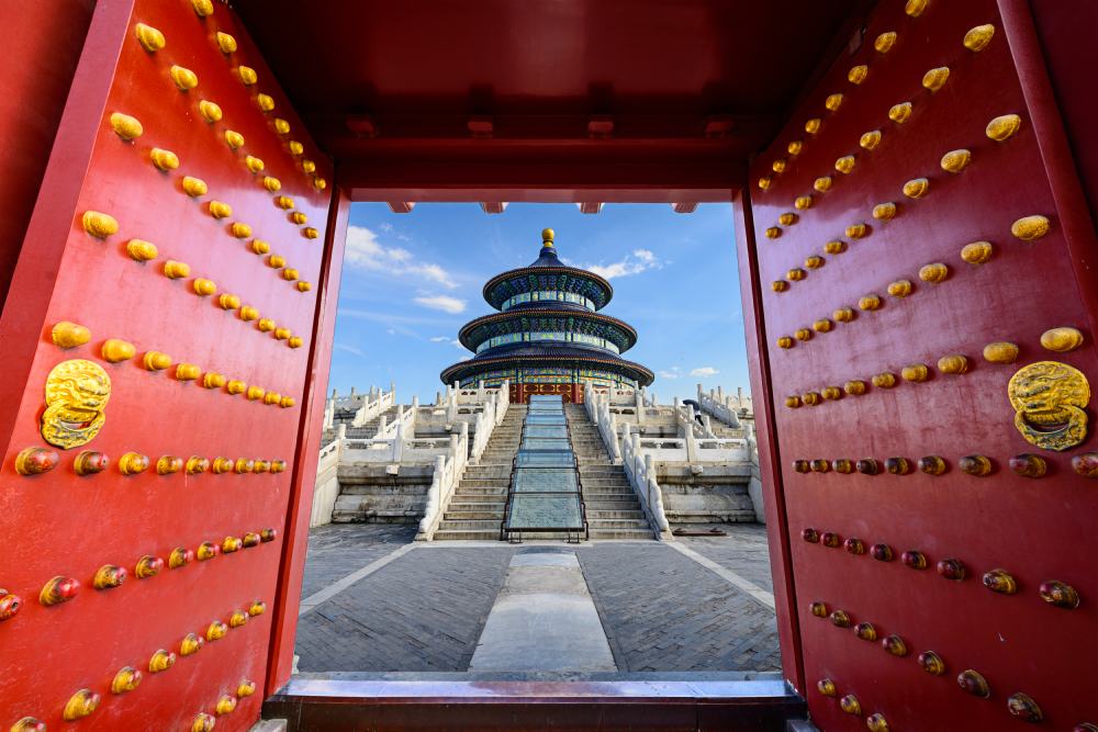 Templo del cielo vista desde las puertas principales. Están abiertas y parece un portal hacia la magia de China